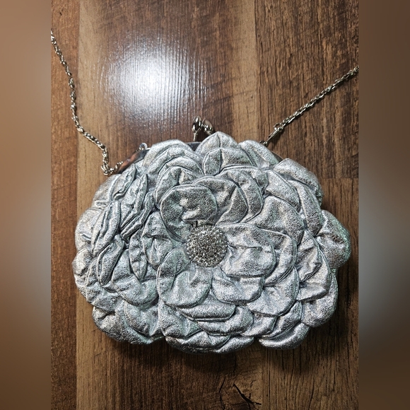 Vintage Silver Flower Handbag - Picture 2 of 4